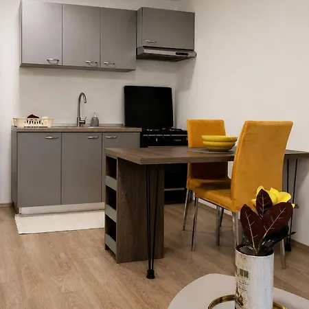 Apartment Cozy With Pool & Garden Retreat